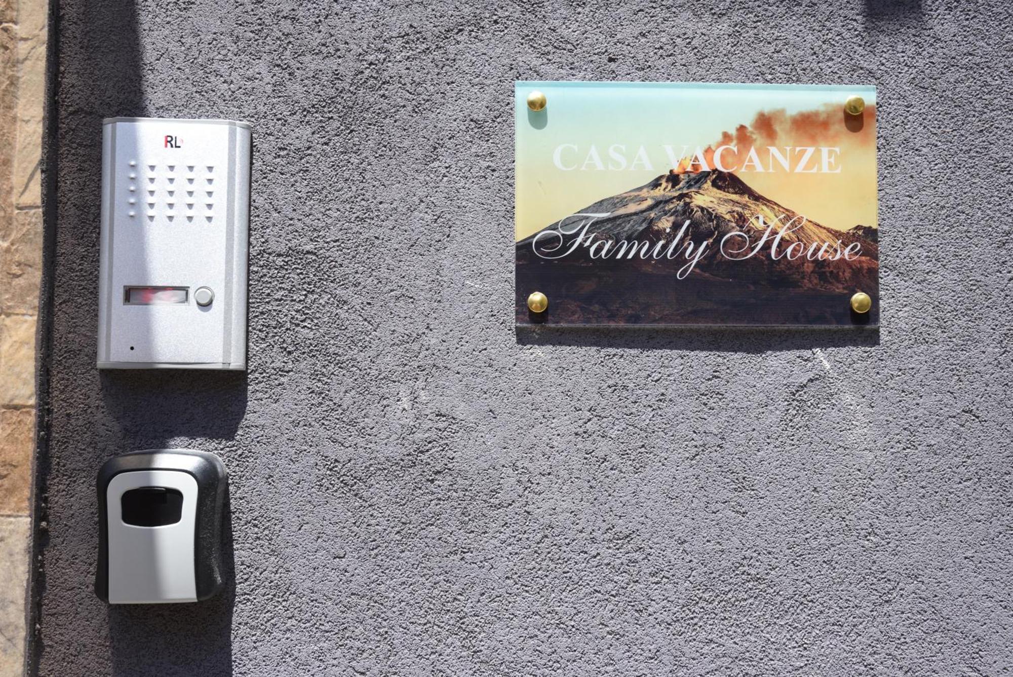 Family House Apartman Catania Kültér fotó